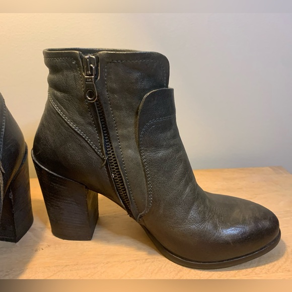 Grey leather zip booties. Size 38.5. Italian made. - Picture 9 of 10